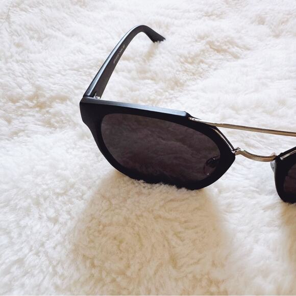 Alina Black Bold Round Sunglasses - Picture 5 of 9